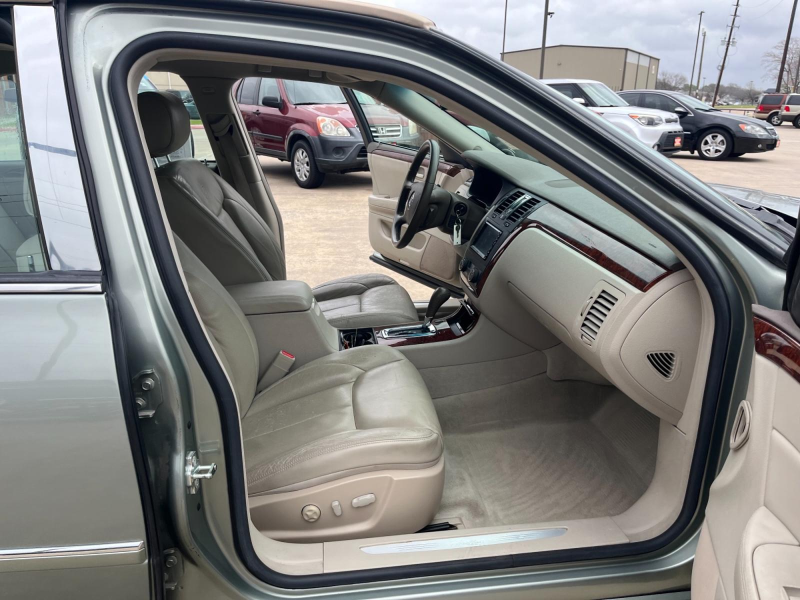 2006 green /TAN Cadillac DTS Sedan (1G6KD57Y96U) with an 4.6L V8 DOHC 32V engine, 4-Speed Automatic Overdrive transmission, located at 14700 Tomball Parkway 249, Houston, TX, 77086, (281) 444-2200, 29.928619, -95.504074 - Photo #11